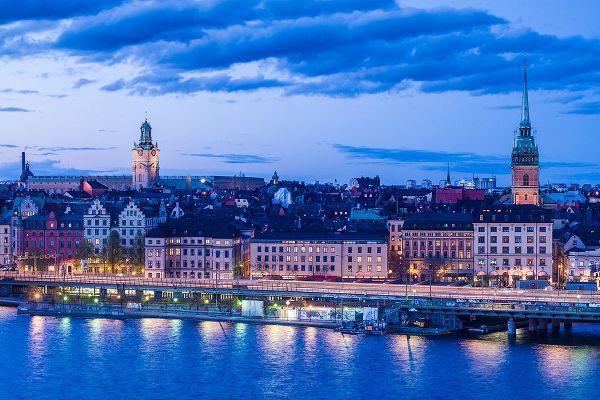 Bibikow, Walter 아티스트의 Sweden-Stockholm-Gamla Stan-Old Town-high angle view-dusk작품입니다.